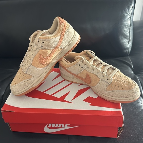 These are women’s Nike dunk, lows size 8 1/2 - Picture 4 of 6